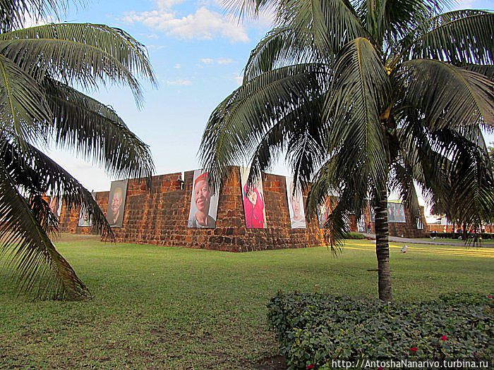 Форт Мапуту. В форте на тот момент проходила фотовыставка, посвященная альбиносам, поэтому их фото висят на внешних стенах. Про саму выставку я как-нибудь отдельно расскажу. Форт Мапуту. В форте на тот момент проходила фотовыставка, посвященная альбиносам, поэтому их фото висят на внешних стенах. Про саму выставку я как-нибудь отдельно расскажу.