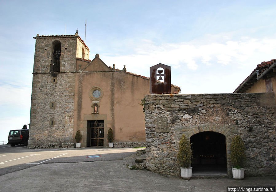 Культовые постройки в Эль-Фар датируются 12-15 вв. Но есть и ресторан, и хостел... Каталония, Испания