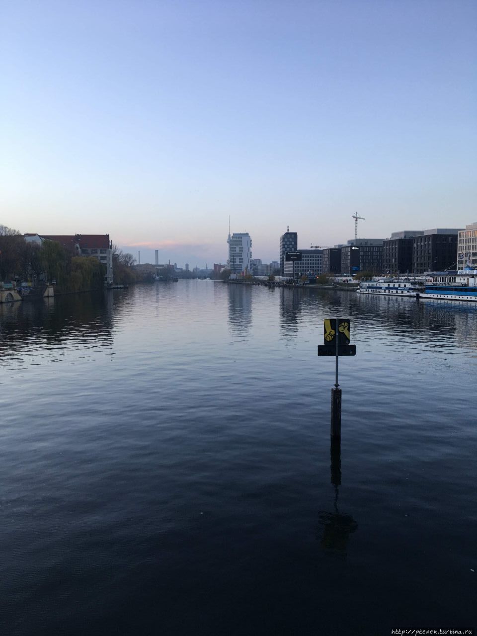 Вид на реку с моста Oberbaumbrücke. Справа у берега наш хостел. Берлин, Германия