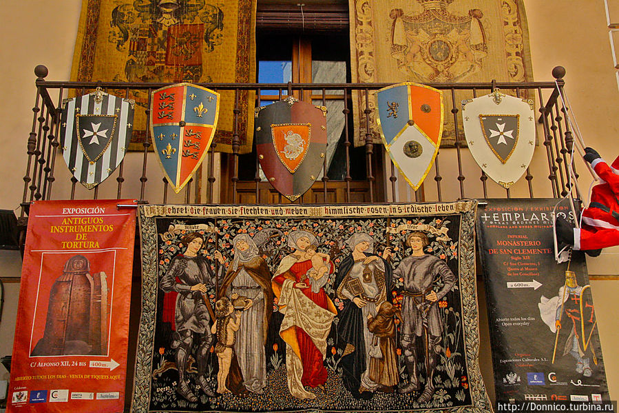 а вот так ярко заманивает посетителей музей средневековых пыток... Толедо, Испания