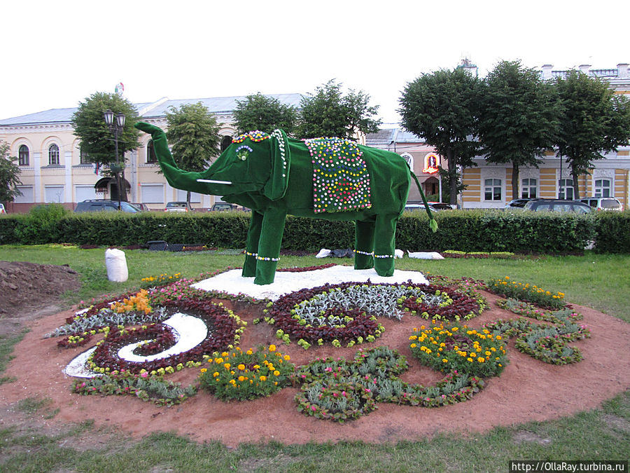 Большой бархатный зелёный слон представлял Индию. Замечу, что выбор животного-символа  весьма перекликается с деятельностью спонсора композиции —  ЗАО «Межавтотранс»:))) Ярославль, Россия