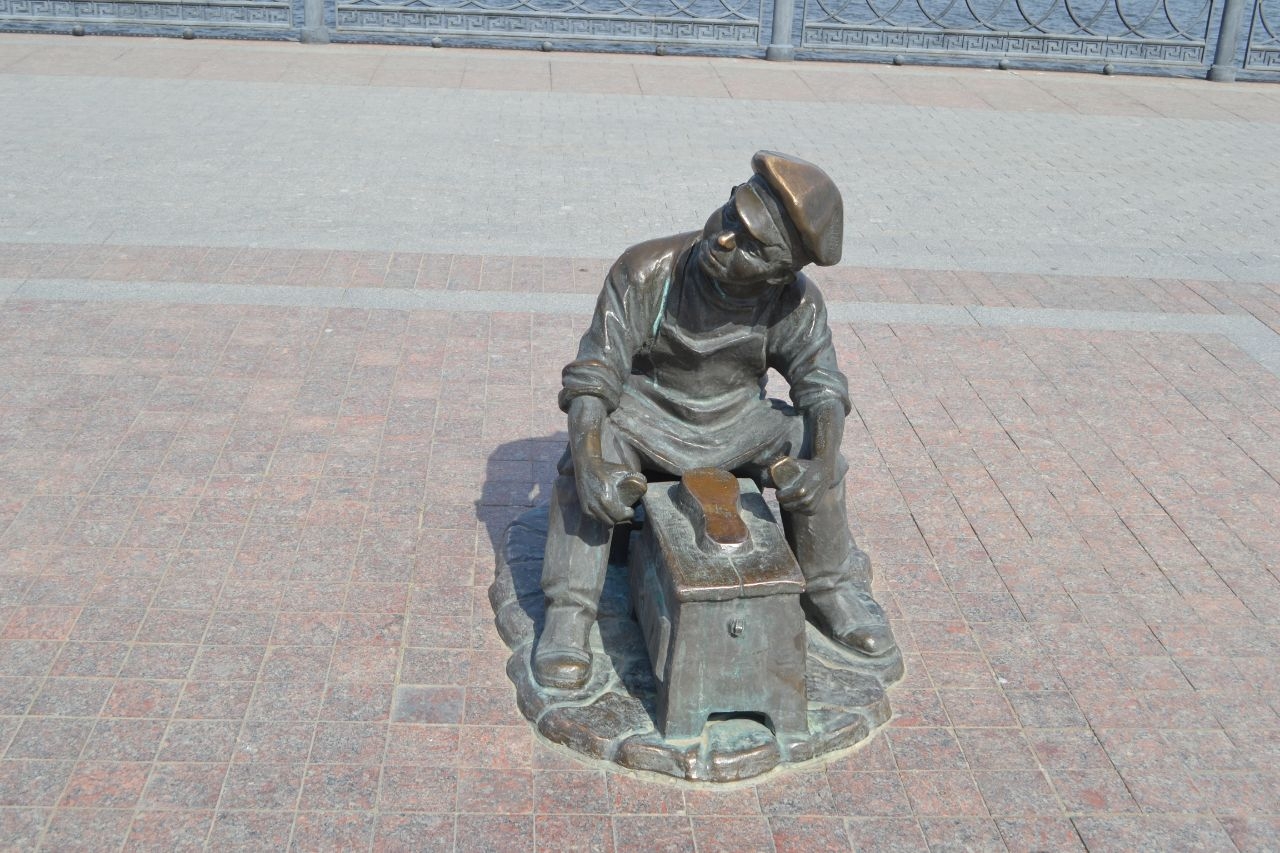 Памятник чистильщику обуви Астрахань, Россия