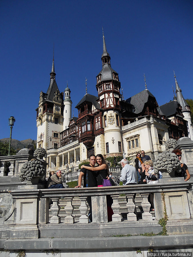 Людей, желающих сделать хоть несколько фото, насколько много, что фото без людей — редкость)))) Синая, Румыния Людей, желающих сделать хоть несколько фото, насколько много, что фото без людей — редкость)))) Синая, Румыния