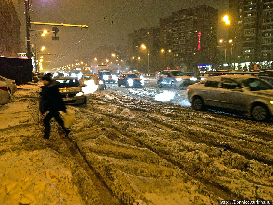 Припарковаться здесь можно только в режиме 4:4, а вот перейти дорогу только в хороших ботинках или сапогах Москва, Россия