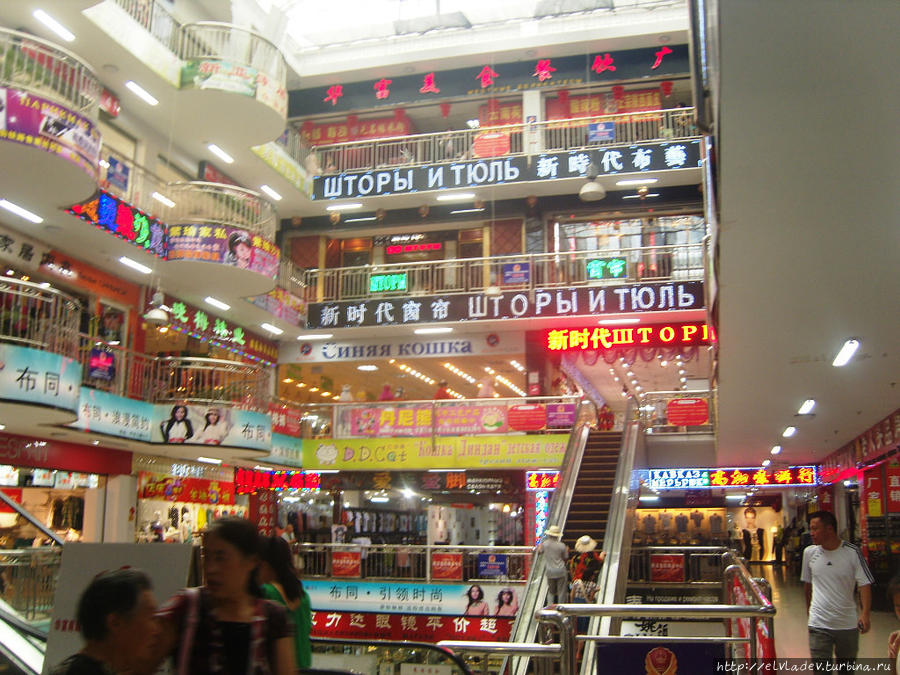 Внутри торгового центра Хуафу Хэйхэ, Китай