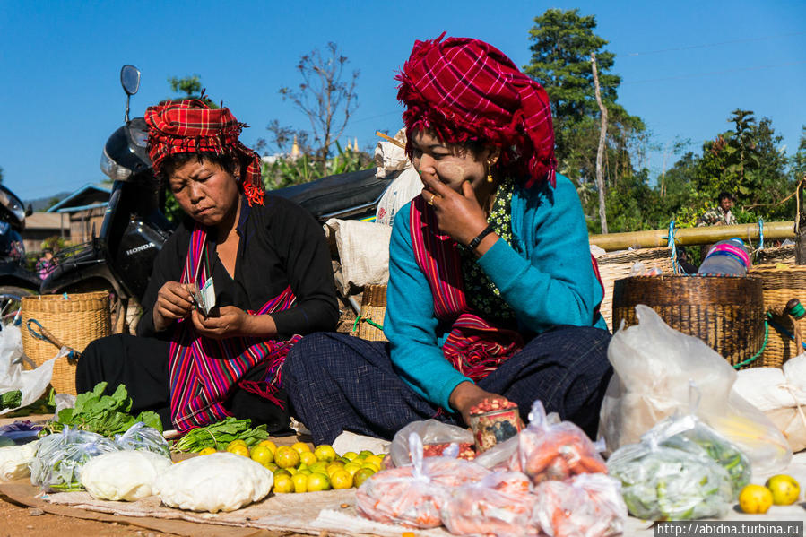 Рынок на озере Инле. День 1 Озеро Инле, Мьянма Рынок на озере Инле. День 1 Озеро Инле, Мьянма