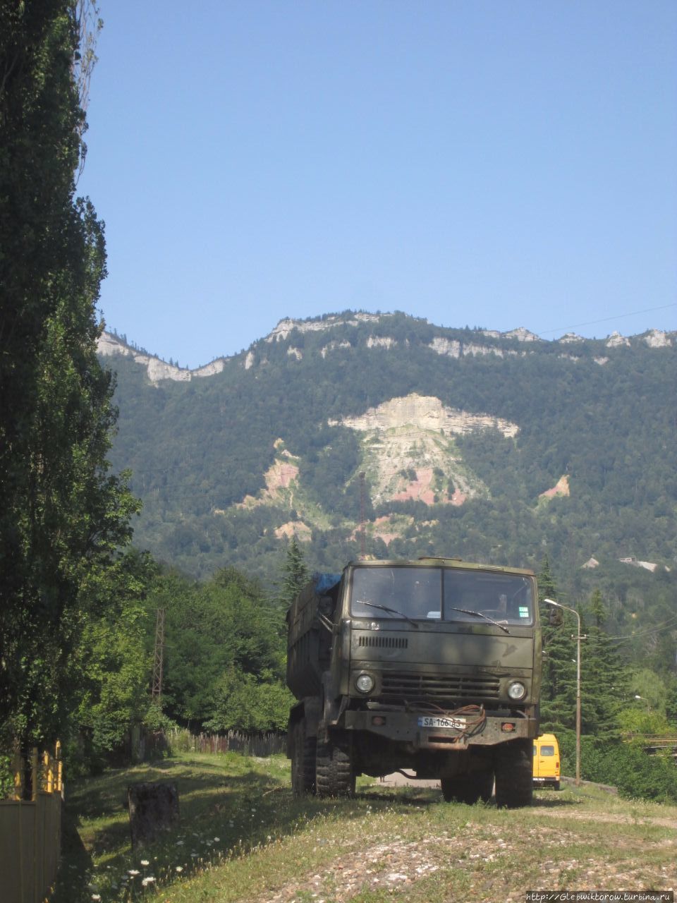 Прогулка к шахте и мосту через реку Ткибулу Ткибули, Грузия Прогулка к шахте и мосту через реку Ткибулу Ткибули, Грузия