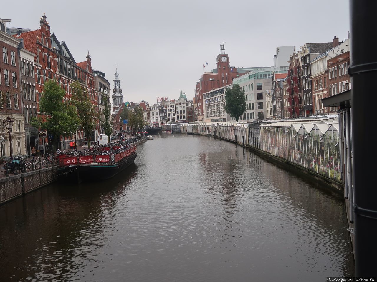 Виды с мостов через каналы завораживают,фотографируешь и одновременно оглядываешься на проезжающих совсем рядом велосипедистов. Амстердам, Нидерланды