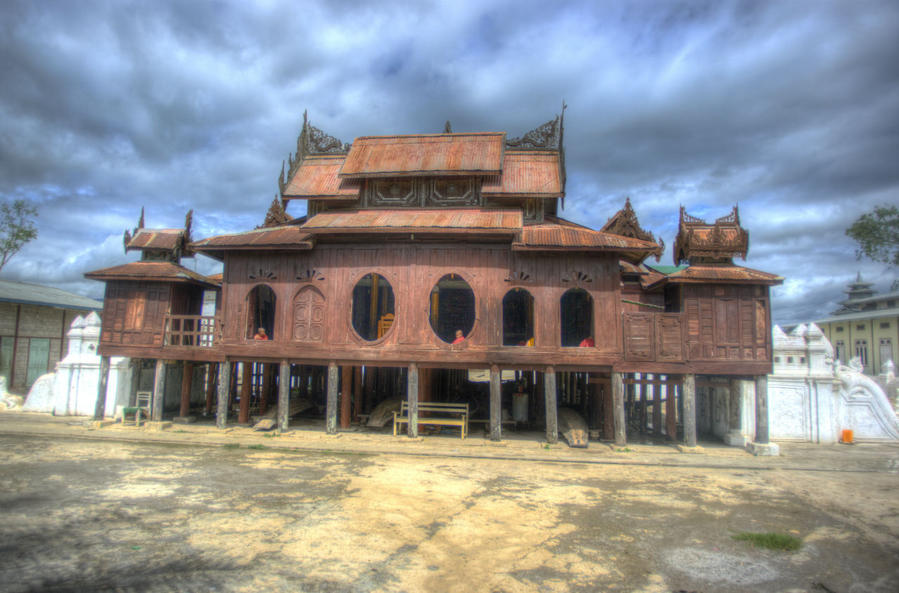 Монастырь, для молодых монахов. Озеро Инле, Мьянма