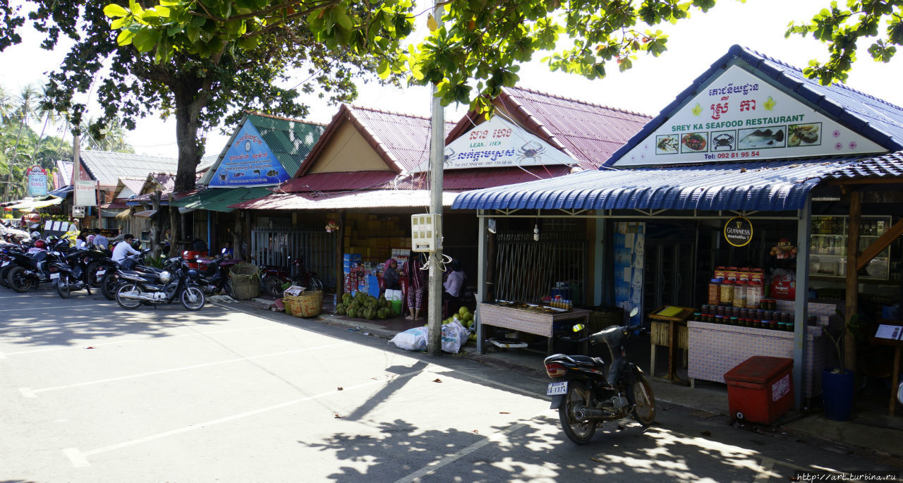 А для белых гуманоидов рядом расположились около 30 вот таких ресторанчиков с открытыми в сторону моря верандами. Каеп, Камбоджа