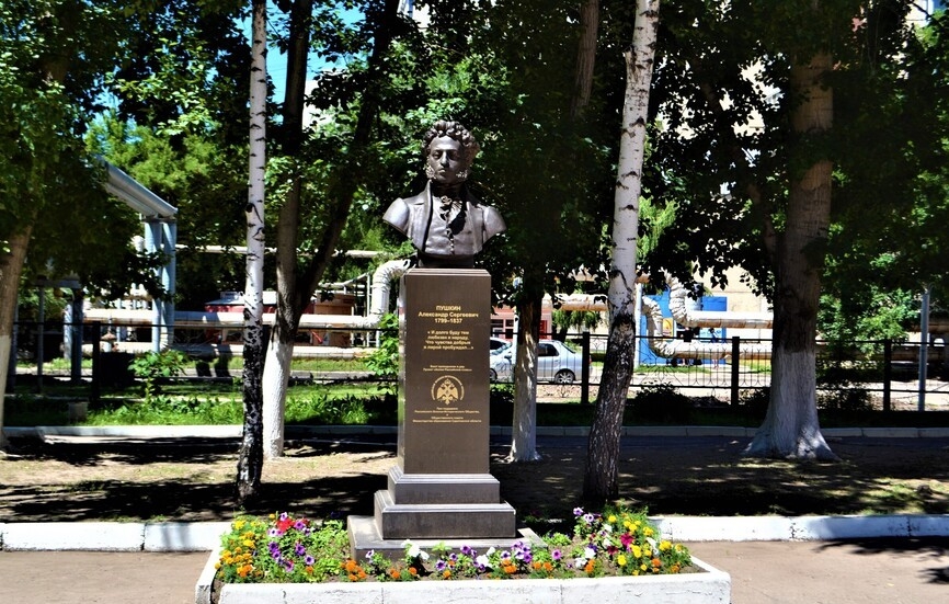 Памятник А.С.Пушкину у комплекса 