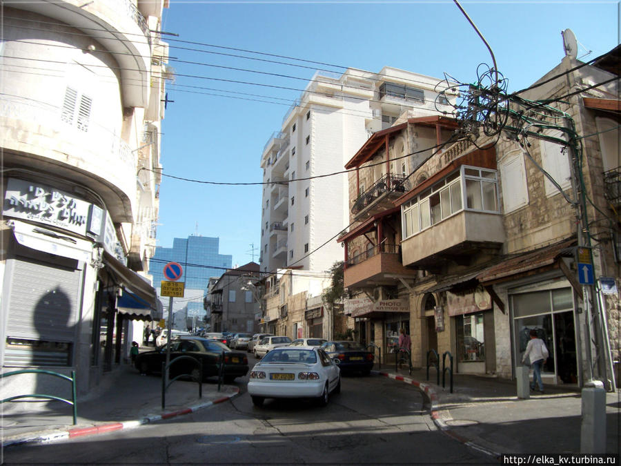 Хайфа — город контрастов
В нижних кварталах до сих пор осталось некоторое количество заброшенных зданий, владельцы которых, возможно, арабы не живущие в Израиле. Когда задолженность по земельному налогу на участок превышает оценочную стоимость здания и земли под ним, участок переходит в собственность муниципалитета. И тогда на этом месте строится что-то новое, иногда даже такое красивое как это белое здание справа по улице Хайфа, Израиль