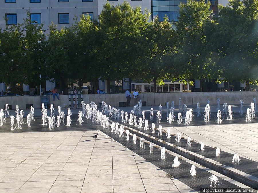 И фонтаны по всей длине площади — особый кайф Лиссабон, Португалия