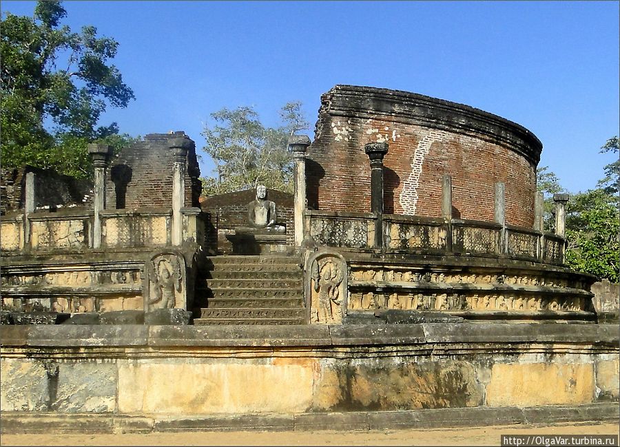 К каждой статуе Будды есть свой подход Полоннарува, Шри-Ланка