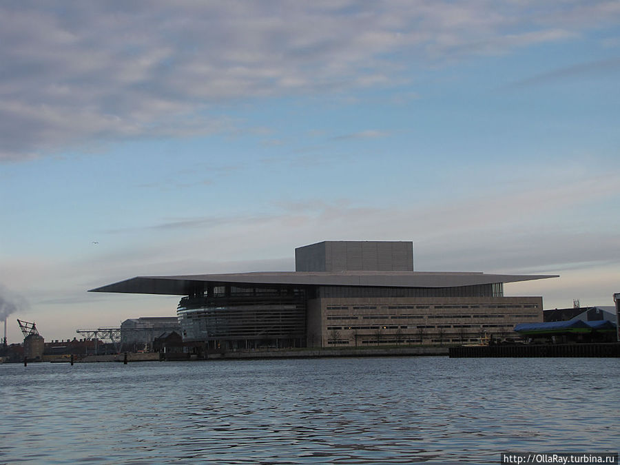 Здание новой оперы. А напротив Амалиенборг. Копенгаген, Дания