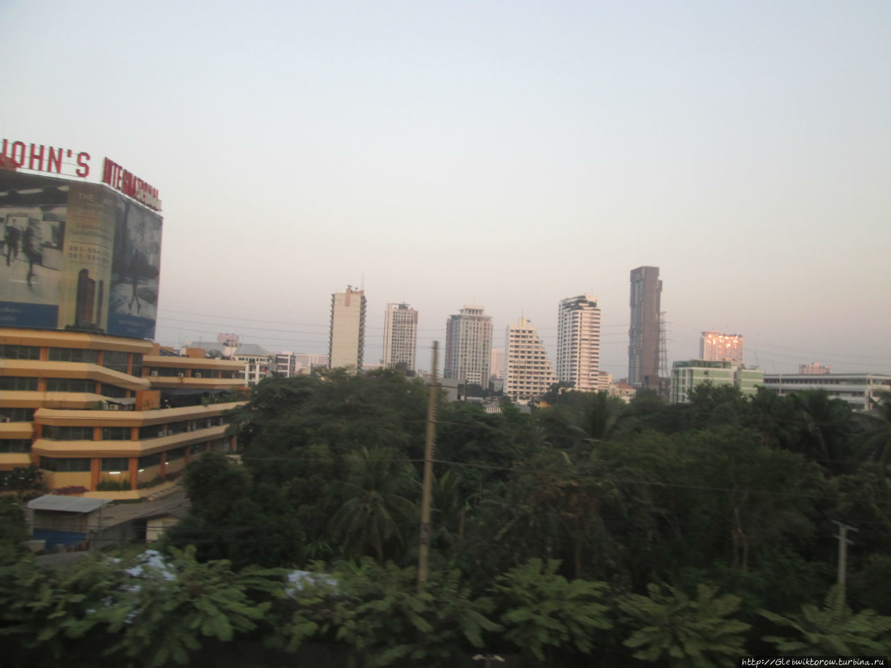 Вечерний Бангкок — вид из окна автобуса Бангкок, Таиланд
