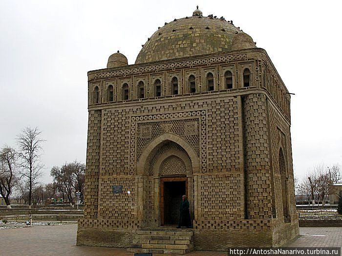 Мавзолей Саманидов. Был построен в 9 веке по приказу Исмаила Самани, который теперь считается главным историческим деятелем Таджикистана. Узбекистан
