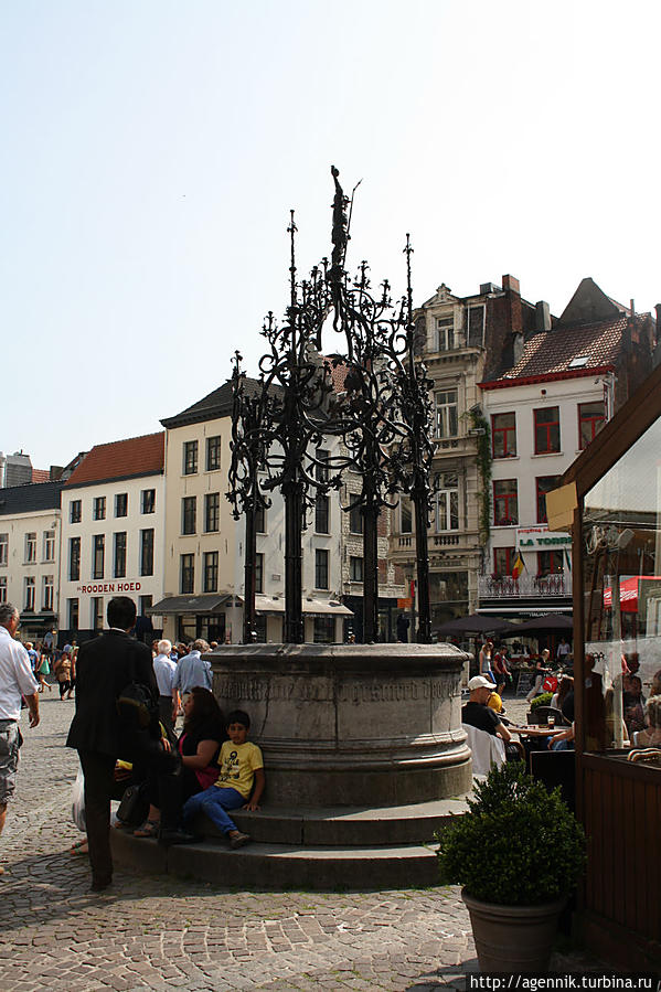 Колодец возле собора Антверпен, Бельгия