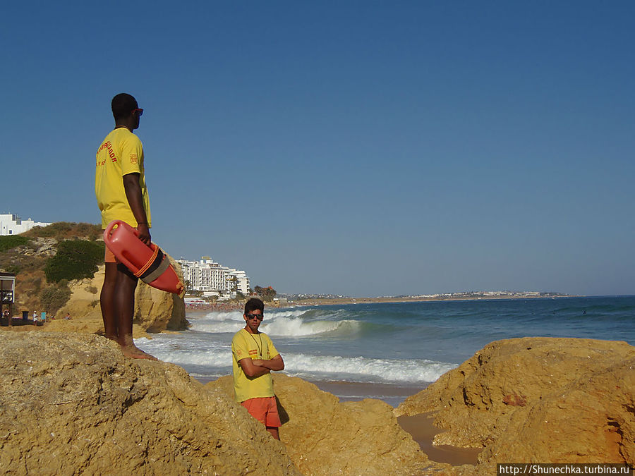 Спасители озабочены: сейчас некогда перемигиваться с подружками, все внимание на Океан. Албуфейра, Португалия