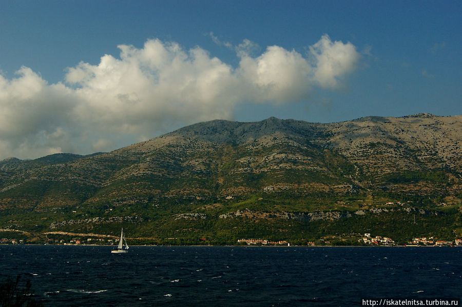 Вид с Корчулы на полуостров Пельешац Корчула, остров Корчула, Хорватия