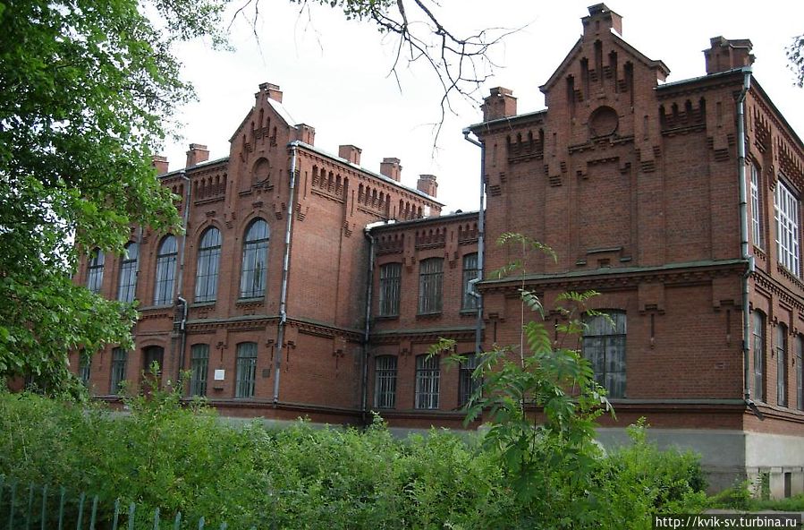 Здание школы, ныне гимназии, редкостной архитектуры, очень красиво смотрится, и т.к. дорога трасса идет транзитом через весь Уржум мимо не проехать, чтобы не заметить. Здание школы, ныне гимназии, редкостной архитектуры, очень красиво смотрится, и т.к. дорога трасса идет транзитом через весь Уржум мимо не проехать, чтобы не заметить.