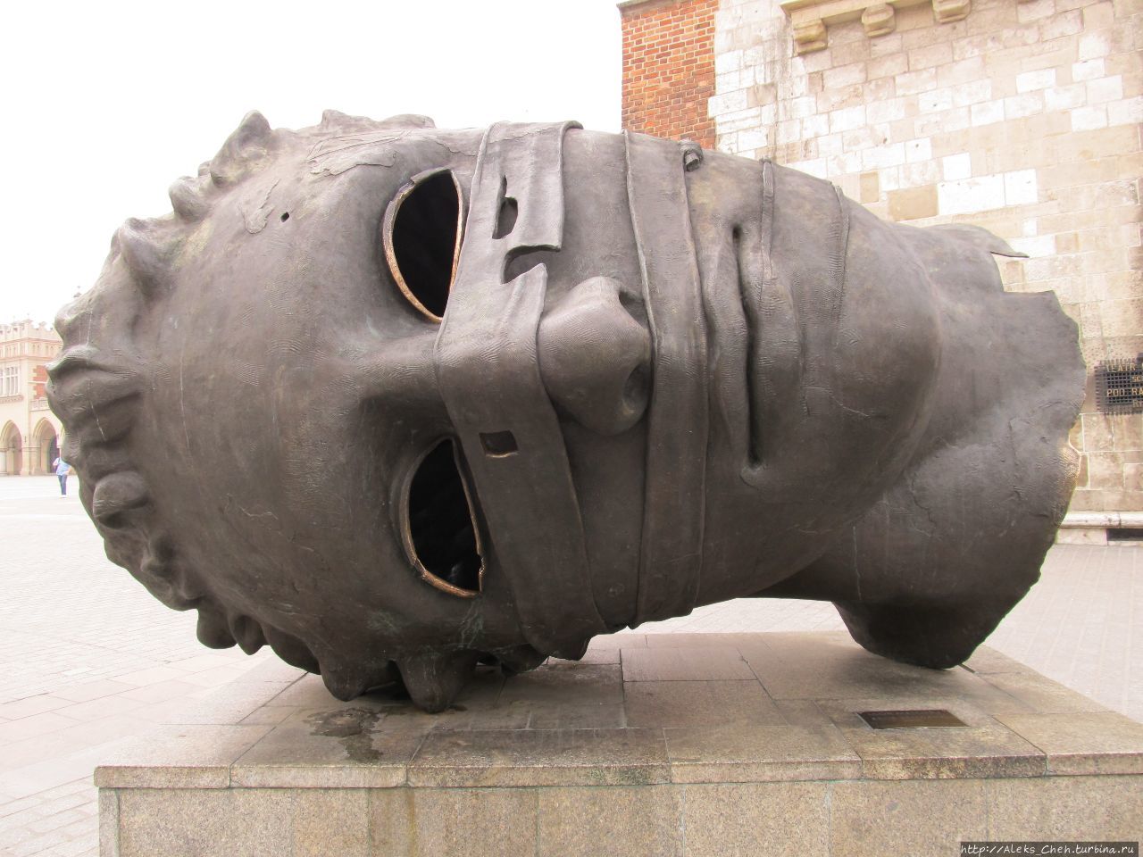 «Связанный Эрос» — скульптура, созданная польским художником Игорем Митораем и установленная на Рыночной площади в 2003 году. Краков, Польша