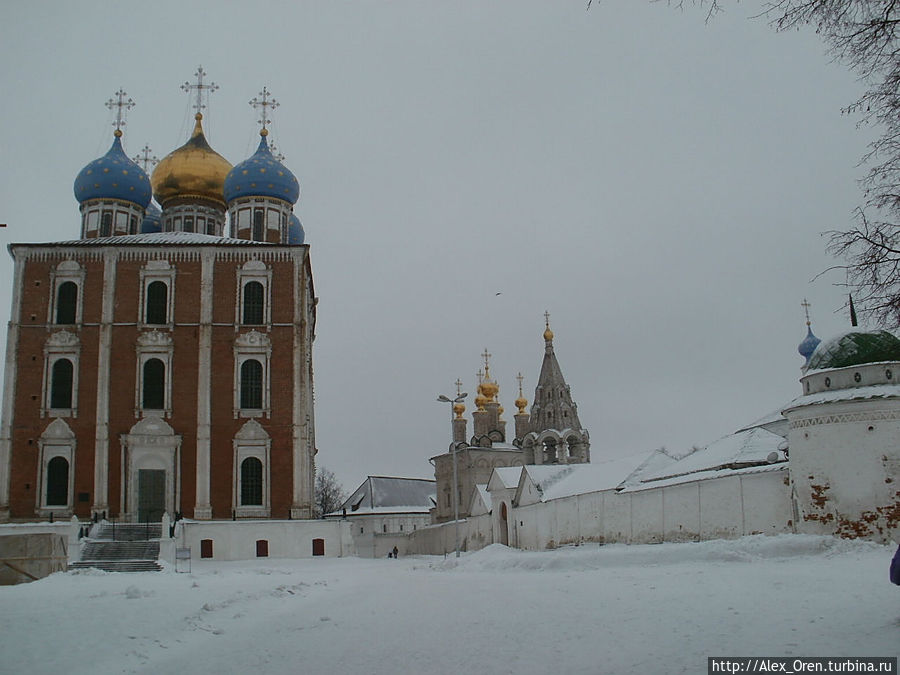 Во второй половине XVII века закладывается новый Успенский собор, который был выстроен к 1692 году — однако из-за ошибок в расчётах, он рухнул в одну ночь. В 1693 году к строительству здания приступает Яков Бухвостов. Ему удалось построить собор в два раза выше предшествующего, который стал самой грандиозной постройкой России XVII века. Во второй половине XVII века закладывается новый Успенский собор, который был выстроен к 1692 году — однако из-за ошибок в расчётах, он рухнул в одну ночь. В 1693 году к строительству здания приступает Яков Бухвостов. Ему удалось построить собор в два раза выше предшествующего, который стал самой грандиозной постройкой России XVII века.