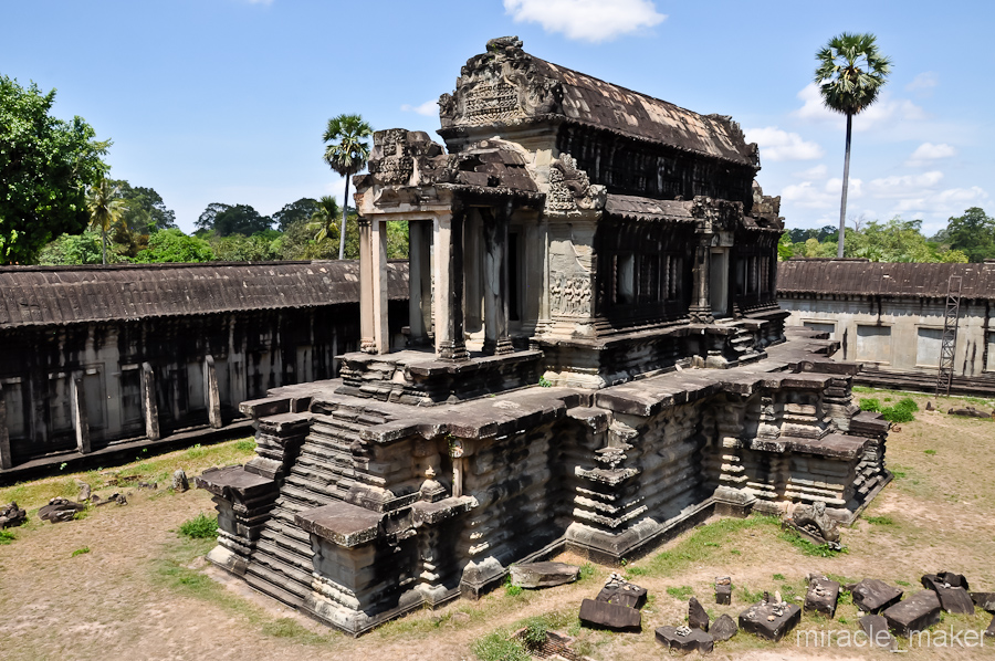 Местами храм восстанавливают и реставрируют, а некоторые его части имеют практически первоначальный вид. Ангкор (столица государства кхмеров), Камбоджа