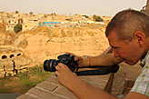 Валера Шанин с фотоаппаратом — целится своим фоторужьём на объект ЮНЕСКО