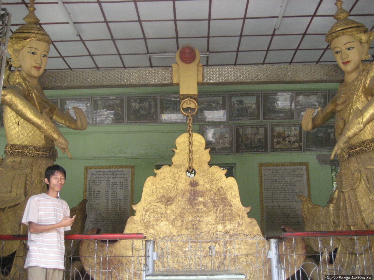Пагода Махамуни в Мандалае . Стражники Мандалай, Мьянма