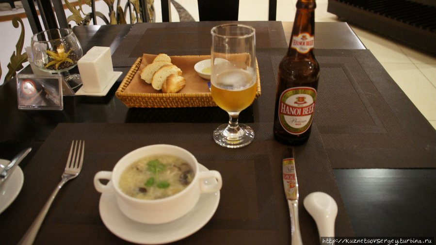 В ресторане отеля Кэндл Ханой, Вьетнам