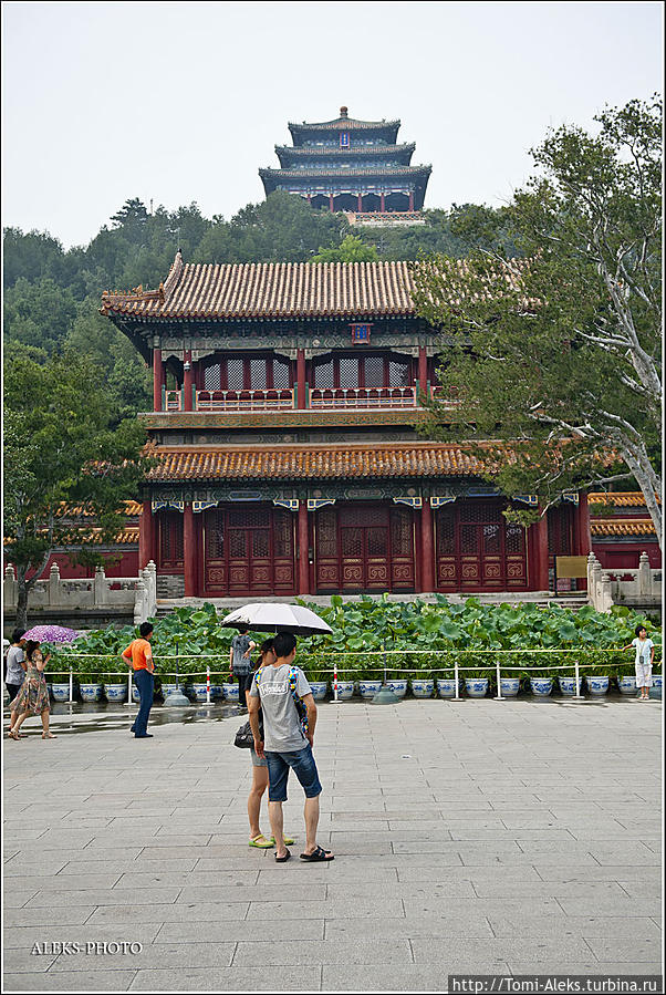 Вот с этой точки мы видим нашу новую цель — павильон на 46-метровой горе парка Цзиншань...
* Пекин, Китай