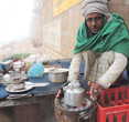 Вдоль набережной свой индийский ненавязчивый сервис: Не хотите ли согреться чашечкой Masala Tee — горячего чая с молоком? Всего 10 рупий (или уже рублей)
