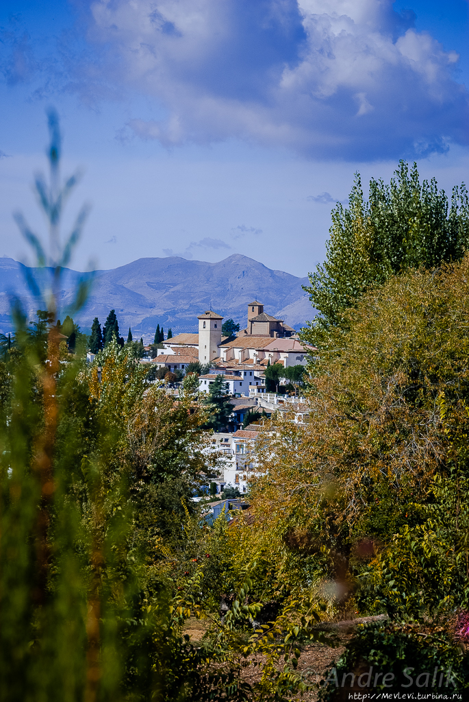 Прогулка в саду Хенералифе Альхамбра, Испания Прогулка в саду Хенералифе Альхамбра, Испания