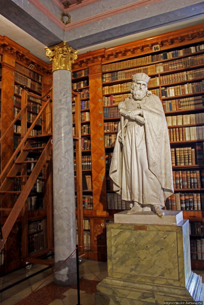 Библиотека монастыря Паннонхальма Паннонхалма, Венгрия