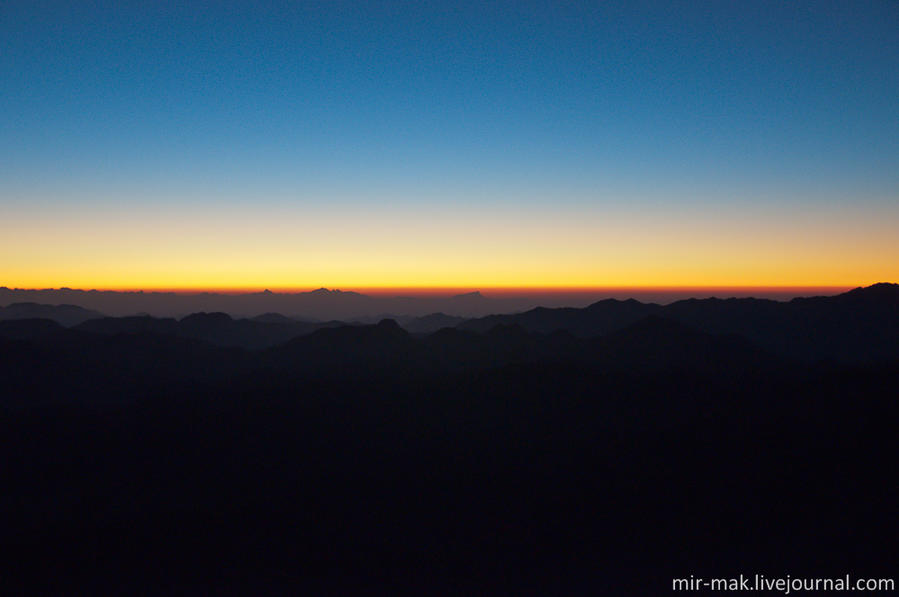 В темноте силуэт гор совсем неразличим, только лишь когда солнце собирается выглянуть из-за горизонта, и небо начинает, как бы загораться в легкой дымке, понемногу показываются острые пики Синайских гор. гора Синай (2285м), Египет