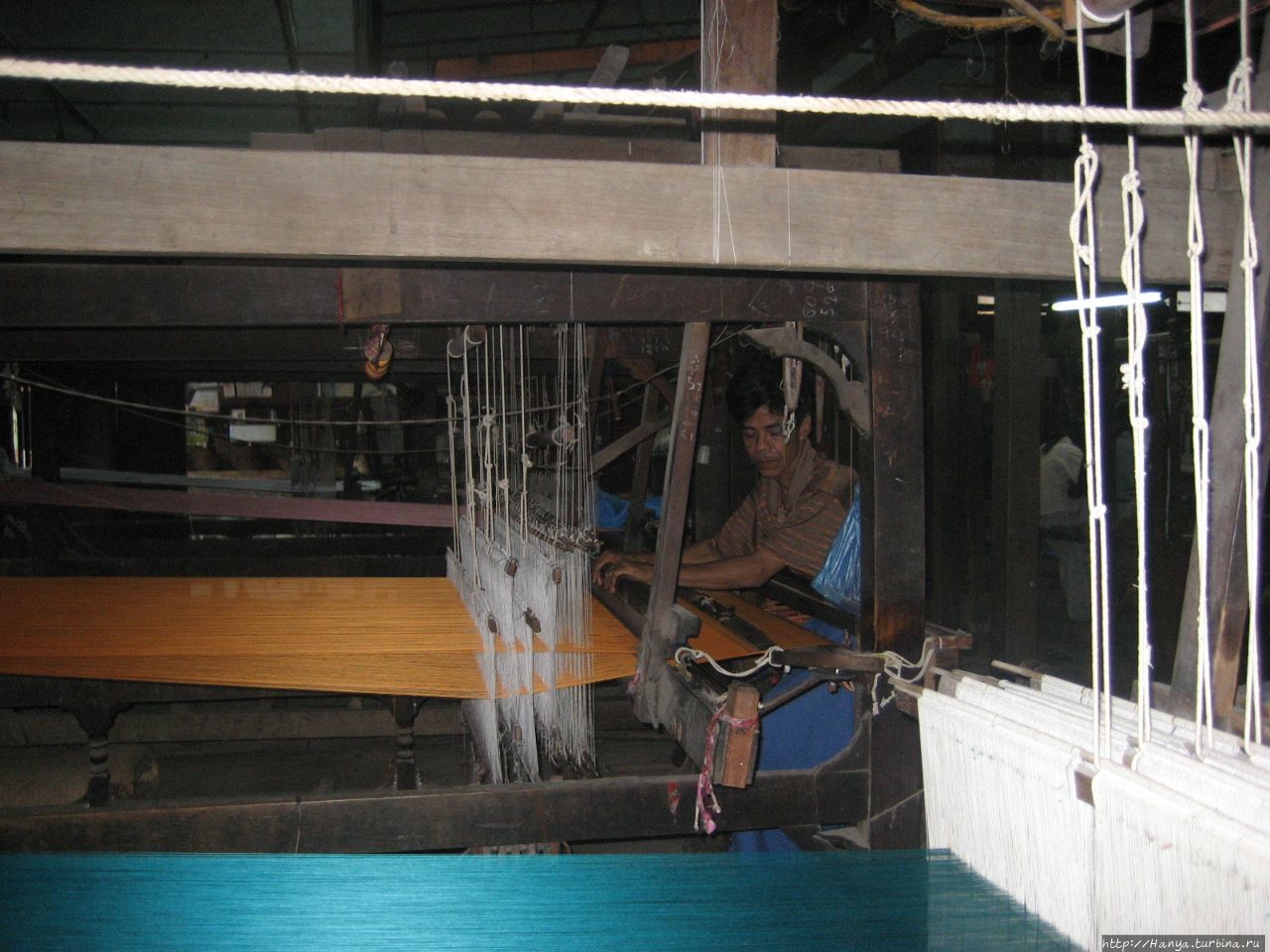 Ткацкий станок для изготовления шелкового полотна Амарапура, Мьянма