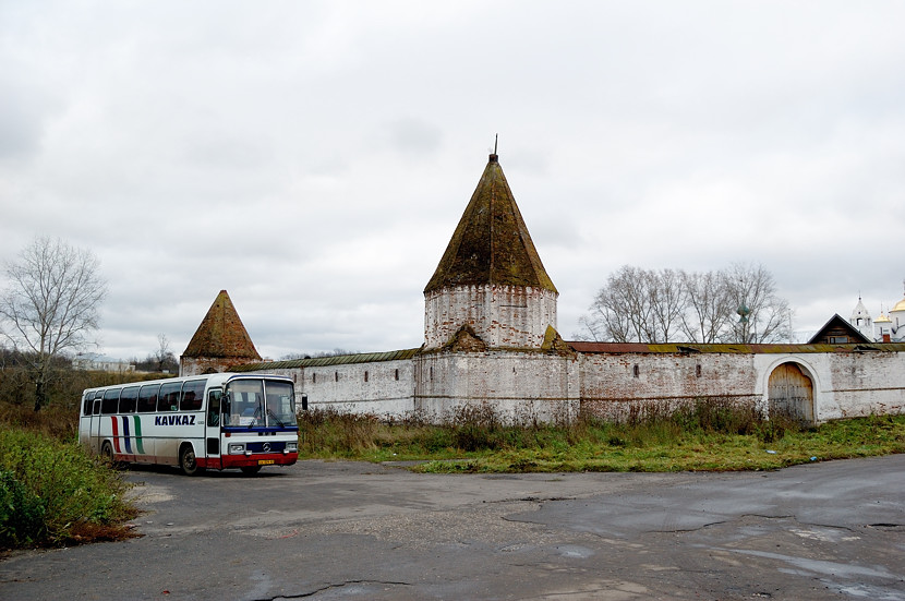 Покровский монастырь. Рядом стоит автобус православных паломников с Кавказа Суздаль, Россия