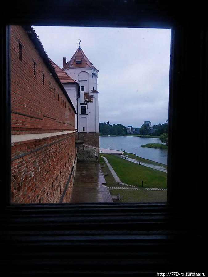 Виднеющийся из окна замковый пруд — проклят.
Прокляла его мать лесника, который вырубал место под этот пруд и погиб. Беларусь