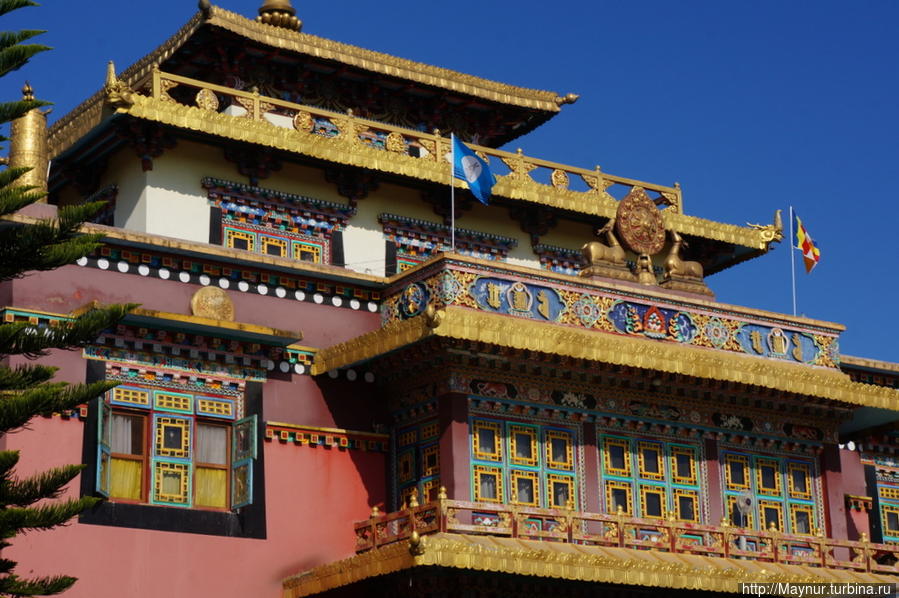 Все  здание  храма  разукрашено  и  напоминает  из  себя  шкатулку. Катманду, Непал