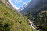 Узкая долина реки Modi Khola не позволяет увидеть окружающие горы.