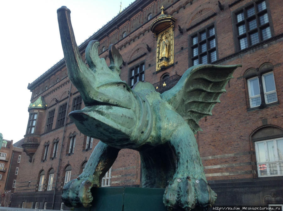 Статуя Дракона у Городской Ратуши Копенгагена. Копенгаген, Дания