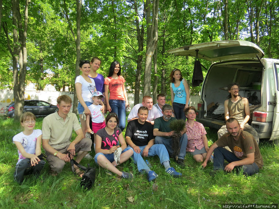 Посадка саженцев в Ельце. Примерно столько людей пришло из 80-100000 жителей города. Объявления о посадке деревьев были во всех СМИ. Посадка саженцев в Ельце. Примерно столько людей пришло из 80-100000 жителей города. Объявления о посадке деревьев были во всех СМИ.