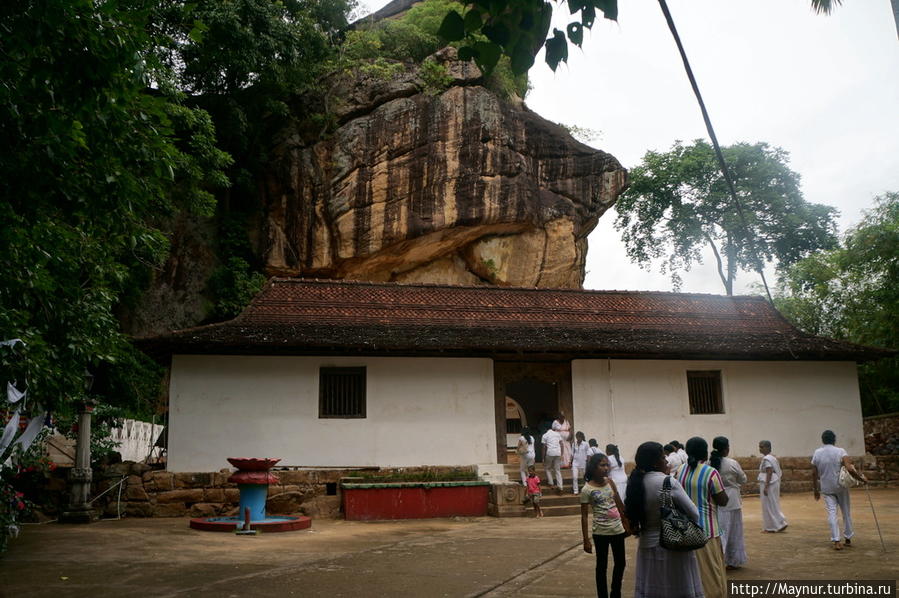 В  нижнем  и  верхних  храмах  фотографировать  запрещено. Но  я  схулиганила  и  кое — что  успела  снять. Курунегала, Шри-Ланка