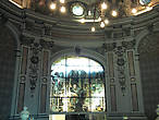 Зал аббатов, названный так в честь 16 выдающихся аббатов Фекана. Витраж