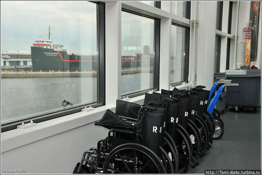 Об инвалидах в Штатах всегда помнят. В уголке специально стоят коляски... Об инвалидах в Штатах всегда помнят. В уголке специально стоят коляски...