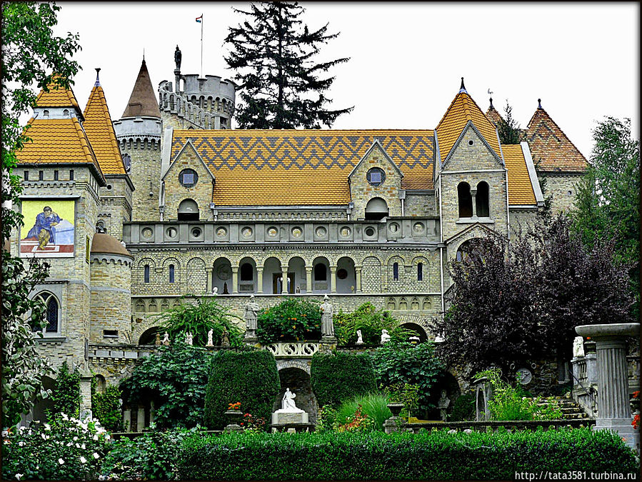 На территории замка хранится 500 разнообразных произведений, созданных как самим Ене Бори, так и его женой и даже дочерью, но большинство из них – это изображения Илоны, которые украшают каждую комнату, и каждый дворик замка. Секешфехервар, Венгрия