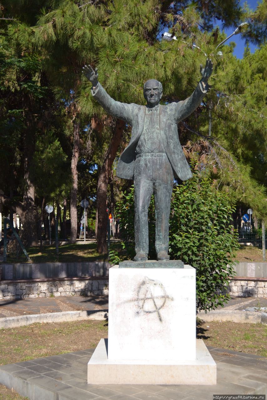 Памятник Андреасу  Папандреу Родос, остров Родос, Греция
