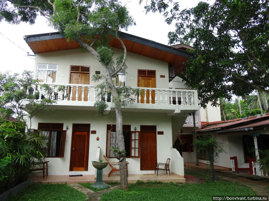 Главный фасад, справа жилье хозяев Унаватуна, Шри-Ланка