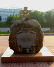 А на другой стороне Витьбы на площади 1000-летия Витебска стоит памятный знак, знаменующий начало третьего тысячелетия.
